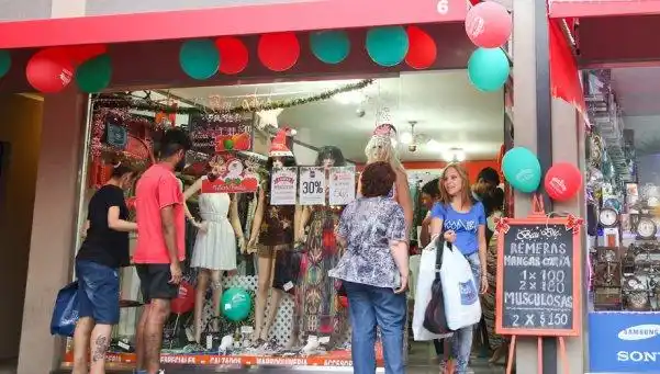 Las ventas en comercios minoristas cayeron 5,4% en diciembre