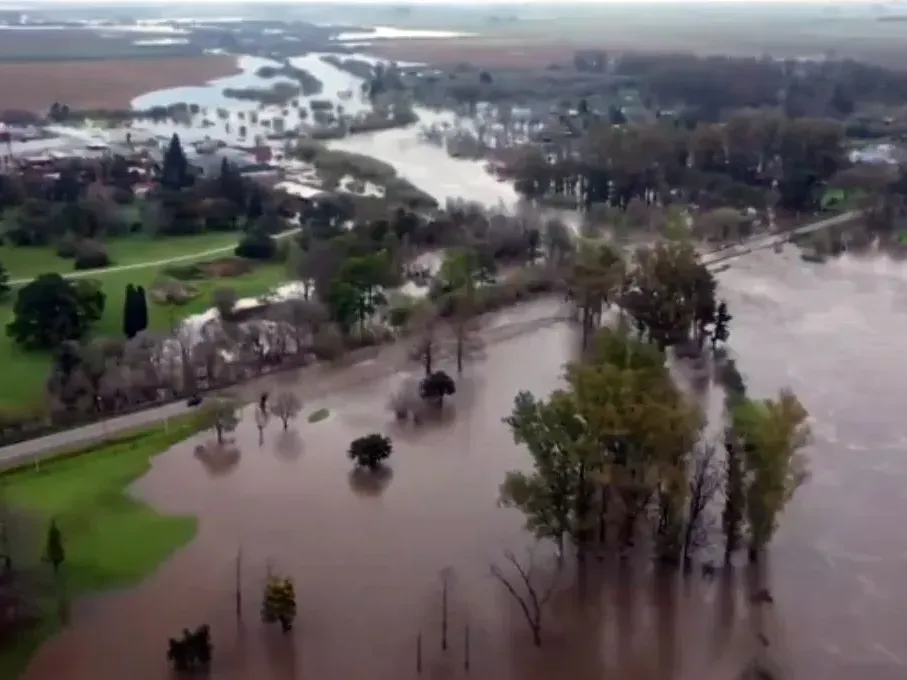 Impactante crecida del río Carcarañá por las intensas lluvias. Foto: captura de videos / Municipalidad de Carcarañá
