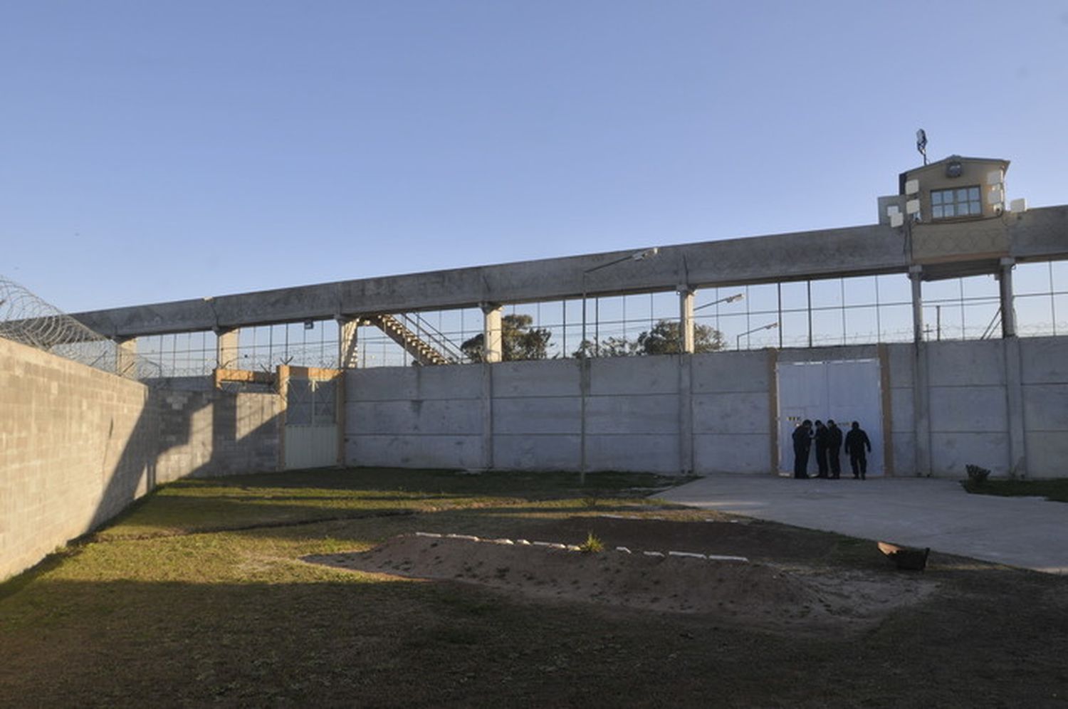 Insólita fuga de 3 presos en la cárcel de San Martín: Saltaron por el muro con una soga