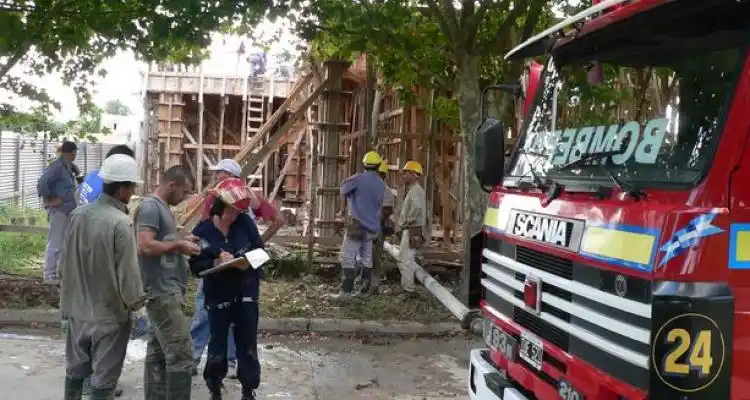 Bomberós rescató a un operario herido en obra en construcción