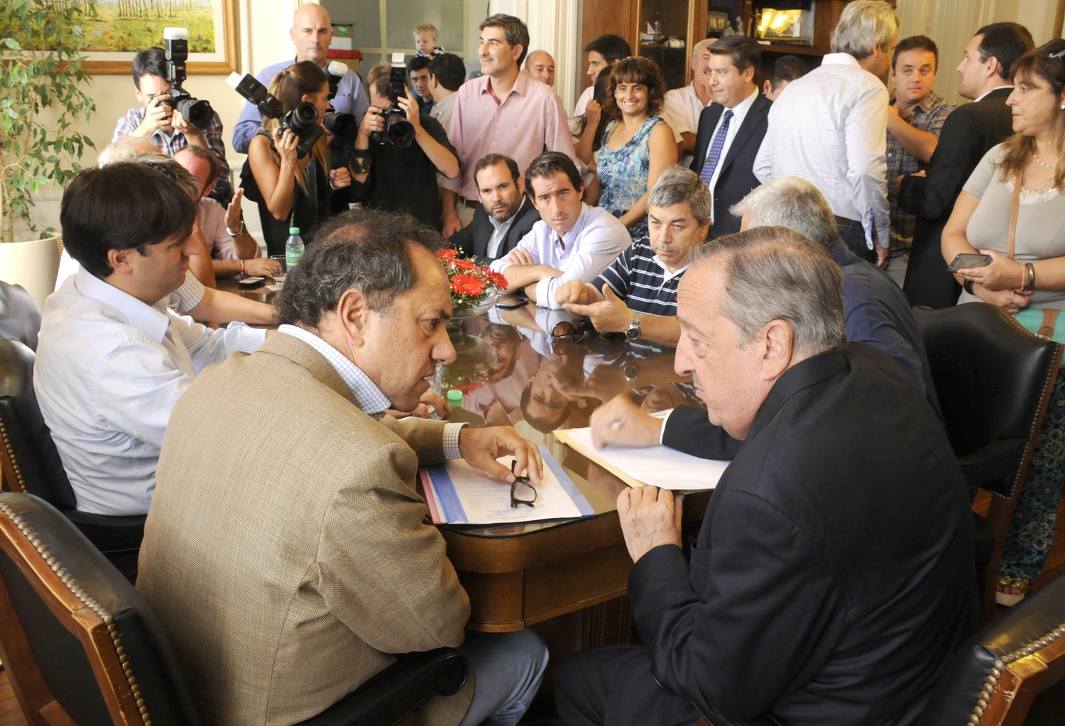 Scioli junto a Lunghi, en una de sus visitas a Tandil.