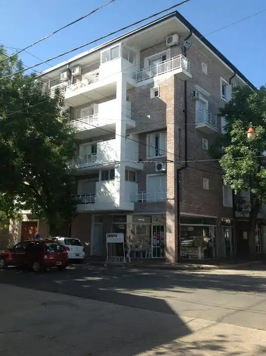 Barretearon la puerta de un edificio en pleno centro