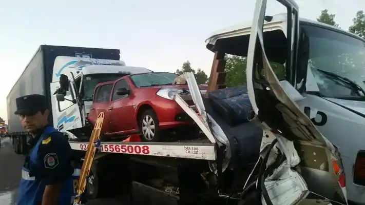 Fuerte choque entre camiones dejó tres lesionados  