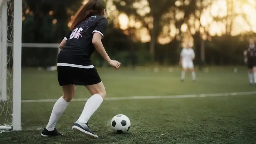 Buscan una familia para Celeste, una joven apasionada por el fútbol y el arte