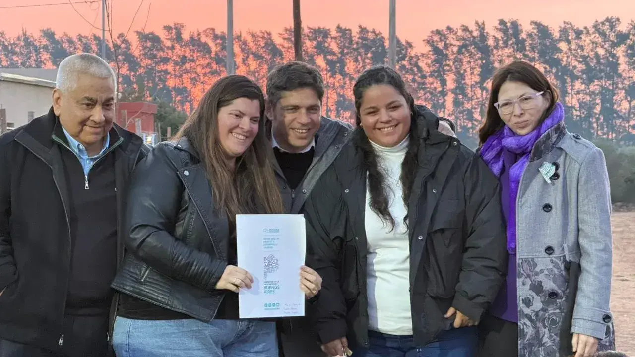 Kicillof y el intendente Salazar entregaron viviendas pertenecientes el barrio Güemes.