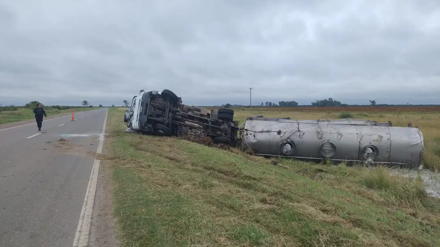 Intentó evitar un choque, perdió el control del camión y terminó volcado en la banquina en RP N° 2