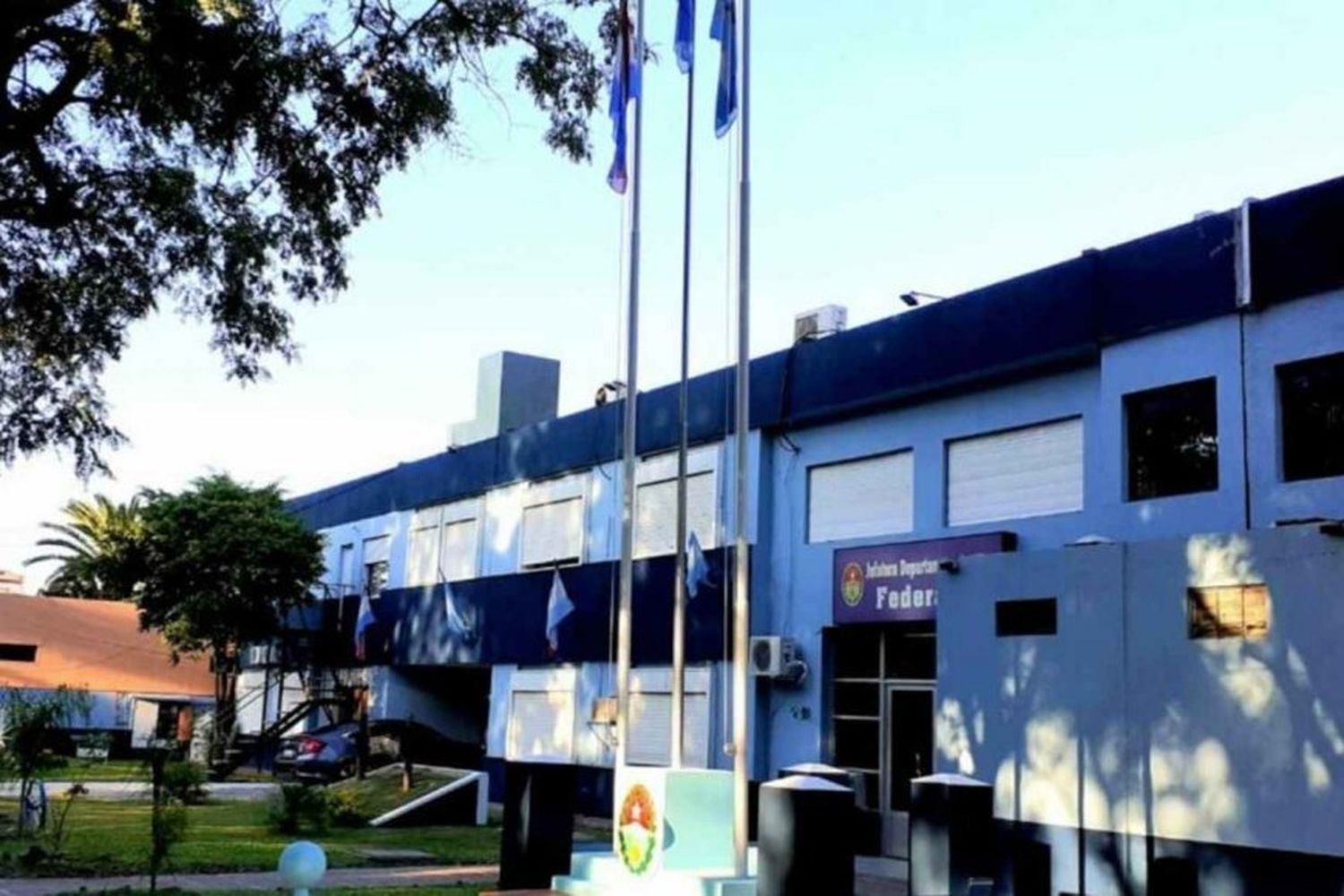Buscan intensamente a un policía retirado acusado de asesinar a puñaladas a su pareja