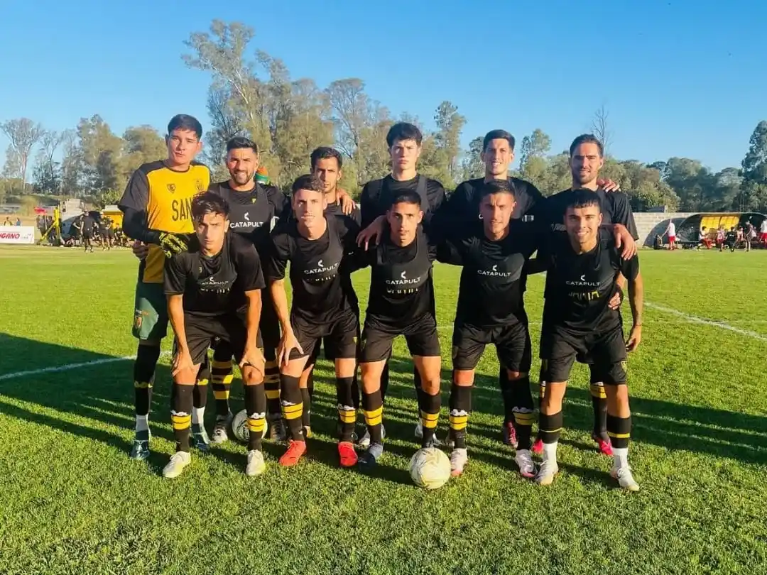 Tenca Hernández junto al resto del plantel de Santamarina, en uno de los partidos amistosos