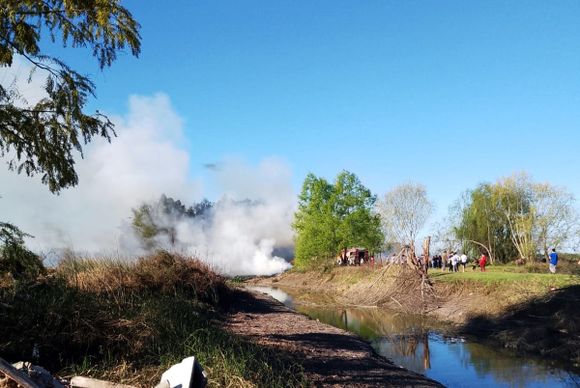 Bomberos sofocaron incendio de pastizales entre los clubes Náutico y Pescadores