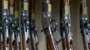 ¿Cuáles son las reglas para armas y municiones en un set de cine?