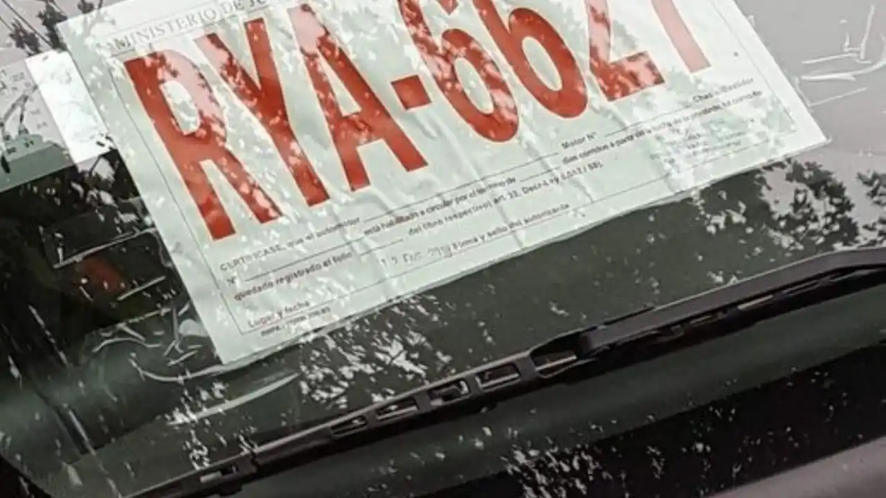 Por qué faltan chapas patentes nuevas