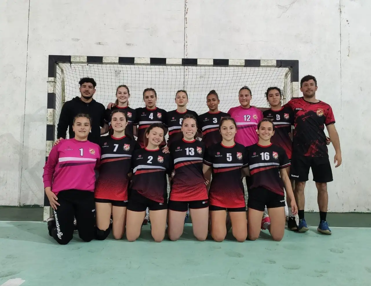 Las cadetes de Defensa quedaron sextas en el Nacional.