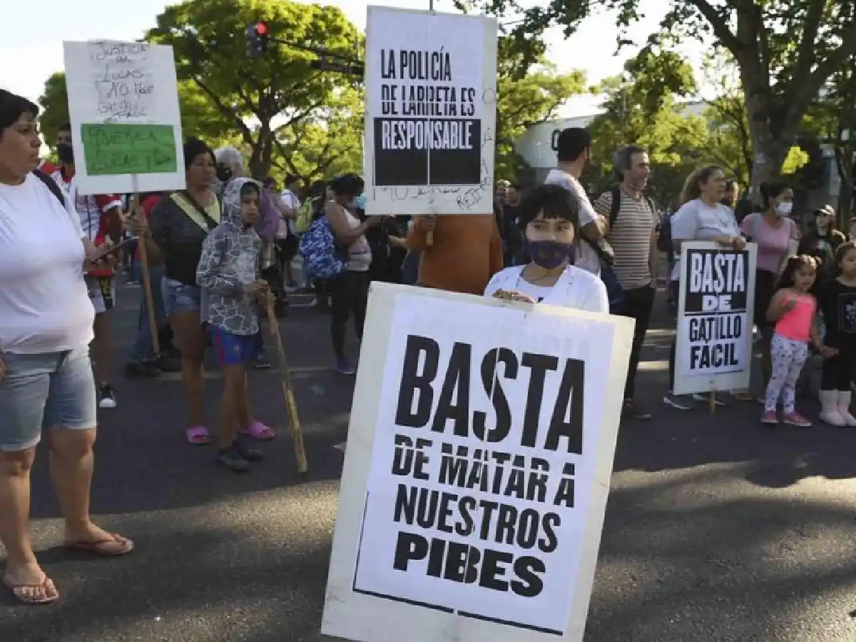 Más de 60 mil firmas para que se prohíba a la policía actuar sin uniforme y sin móviles policiales