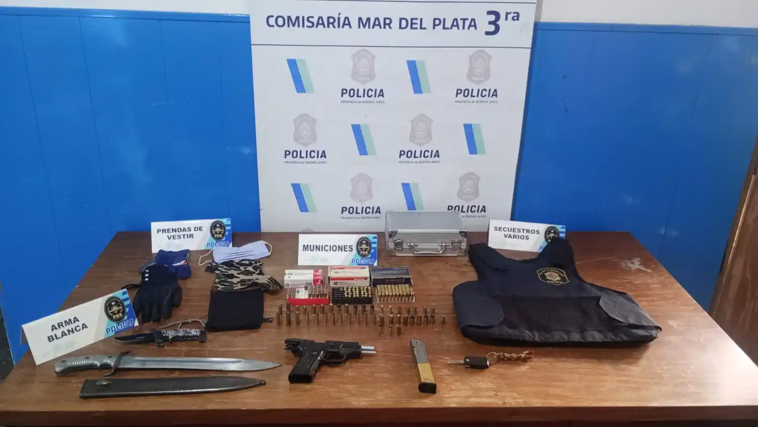 Tras una persecución, detienen a dos personas y secuestran arma de guerra, chaleco policial robado y municiones