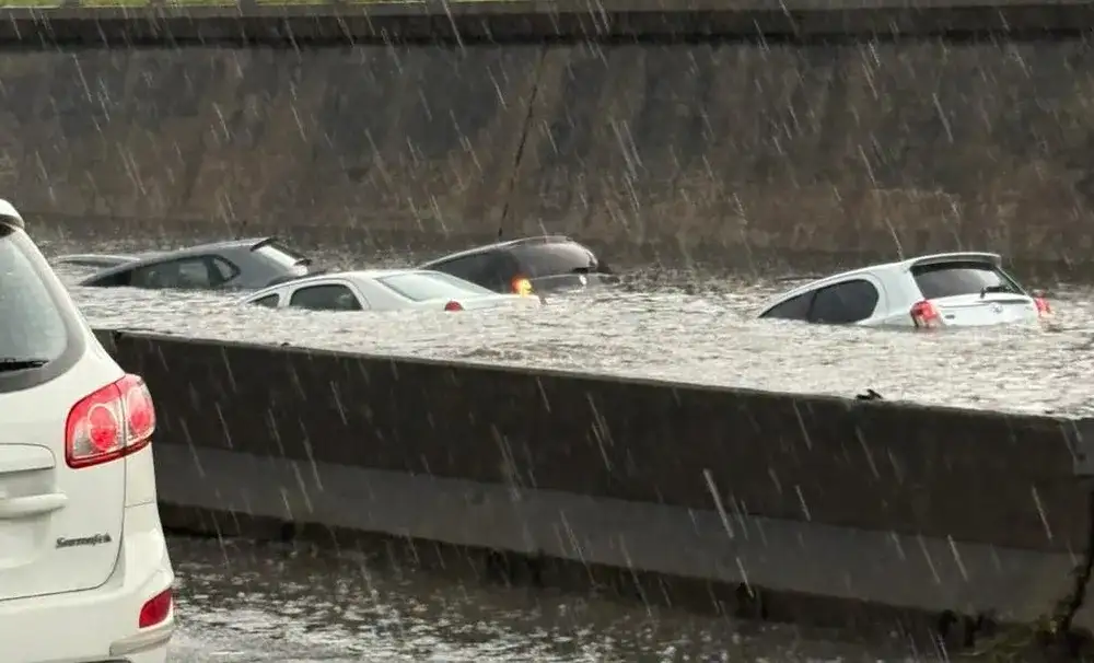 Autos bajo el agua en la Panamericana.