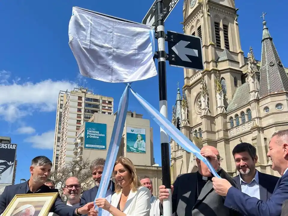 La ceremonia contó con la presencia del intendente Montenegro y el obispo Giobando, entre otras figuras de la política local.