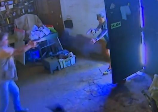 Quisieron robarle a un ferretero de Lanús y se enfrentó a los tiros: El comerciante es un penitenciario retirado