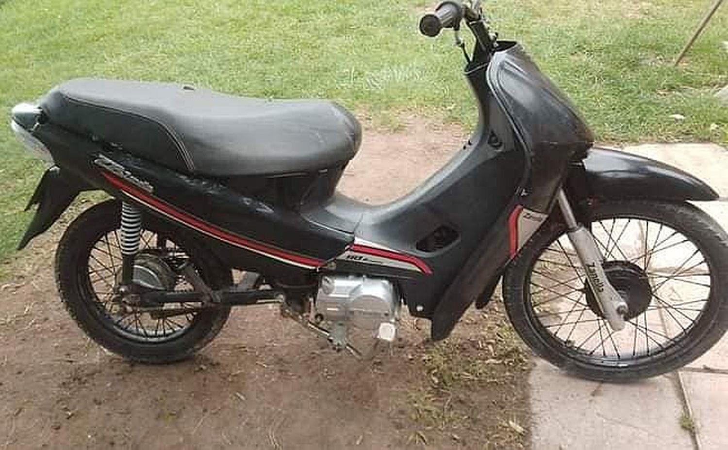 Robaron otra moto e incendiaron una camioneta en la zona céntrica