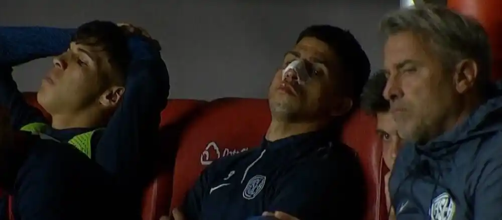 El tremendo golpe del futbolista bonaerense Alexis Cuello: chocó de cabeza con los carteles y salió con la nariz rota