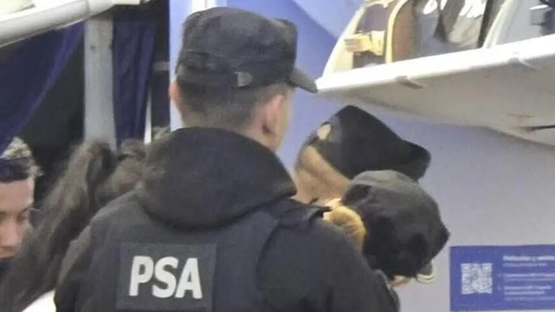 Una periodista testigo relató lo sucedido con los aprehendidos en un vuelo semidesnudos