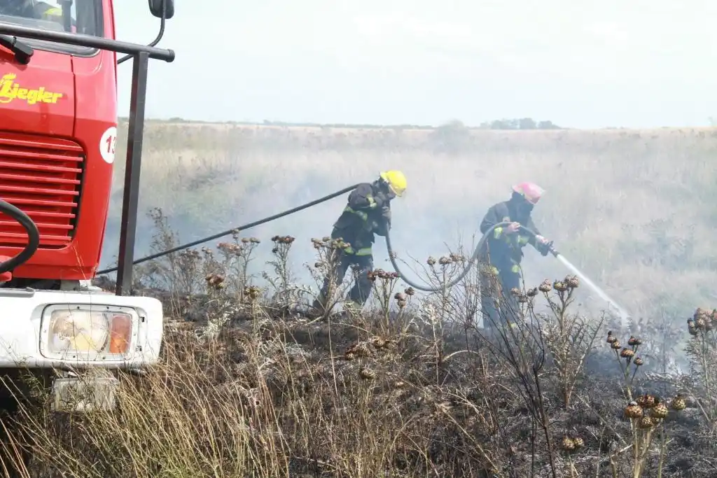 Bomberos controlaron un incendio en el Paseo de las 7 Cascadas