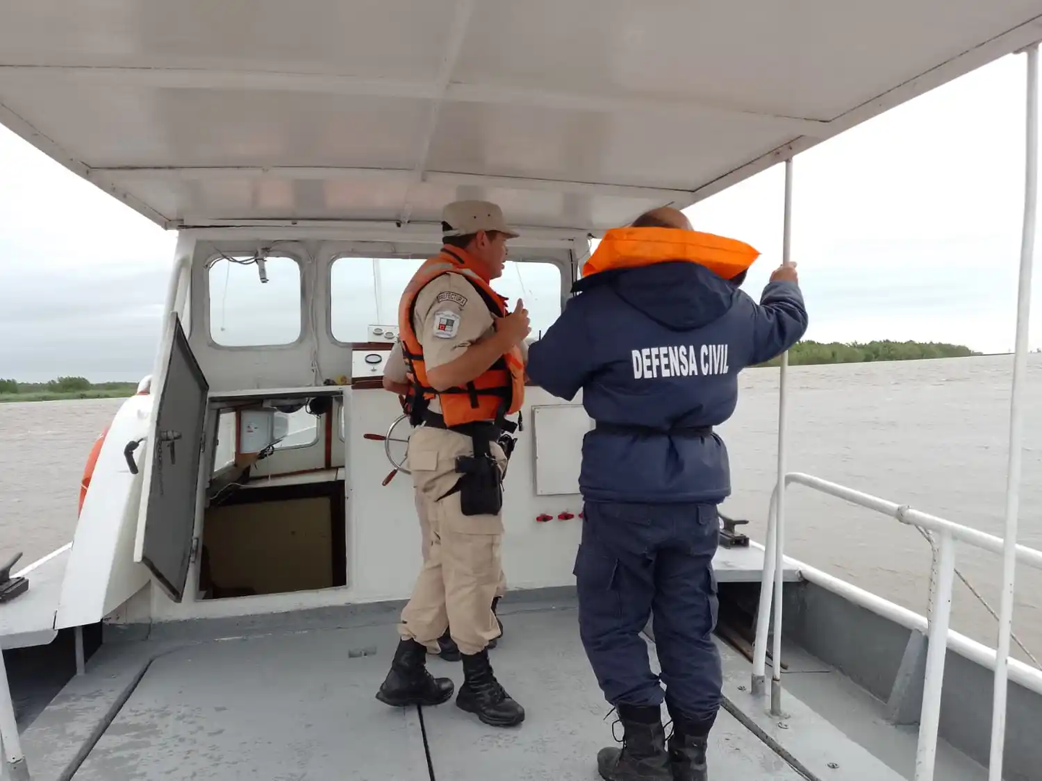 Defensa Civil y Prefectura relevan la situación. Foto: Prensa Municipalidad.