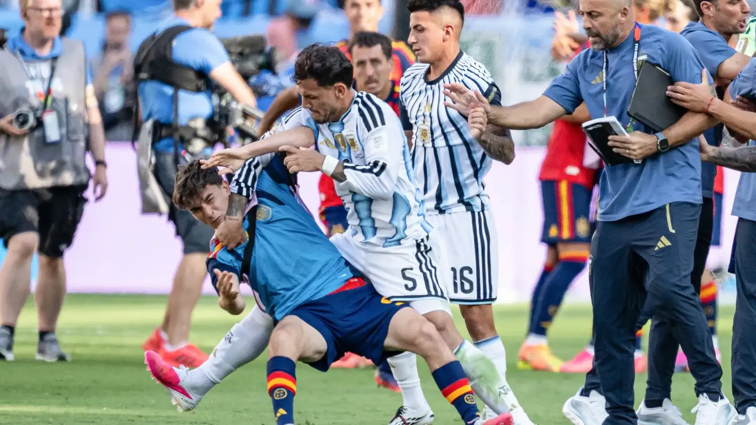 Gravísimas sanciones para Paredes y Molina tras los incidentes del Mundial