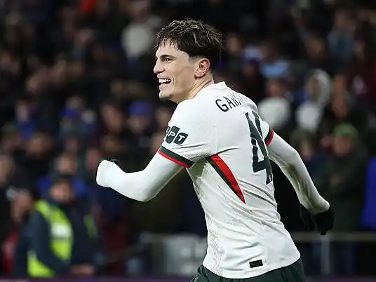 Doblete de Garnacho para la clasificación