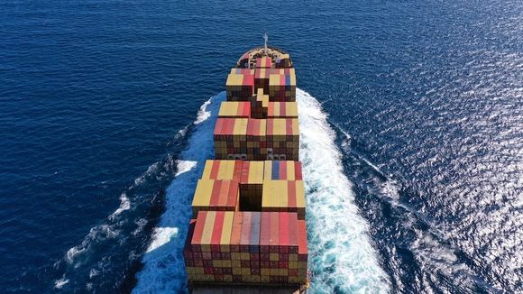 Contenedores en tránsito: qué factores están reconfigurando el transporte marítimo global