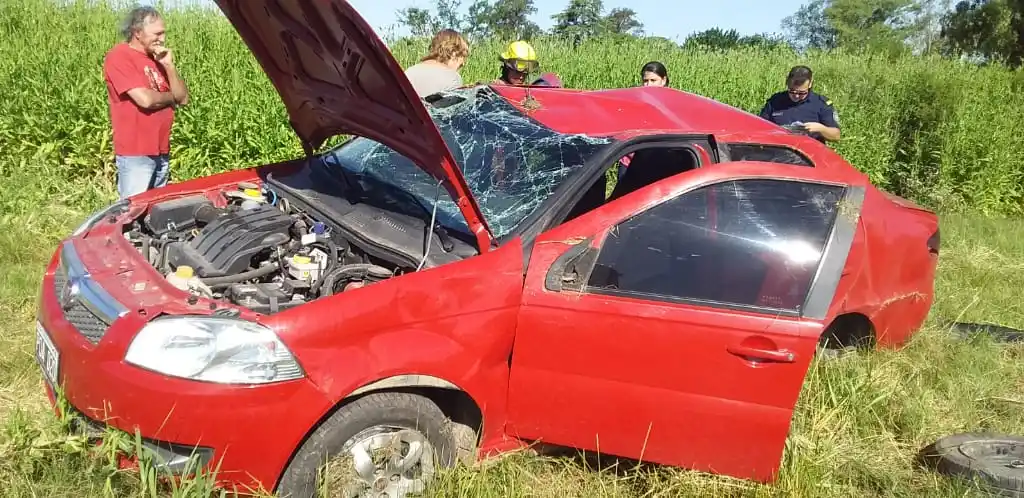 Volcó una familia de Gualeguaychú en Ruta 14: fueron trasladados al Centenario
