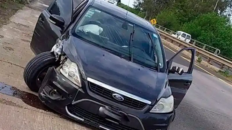 Un automovilista perdió el control, despistó y terminó contra el guardarrail