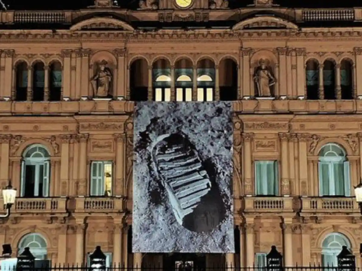 Casa Rosada luce una gigantografía de la pisada en la luna