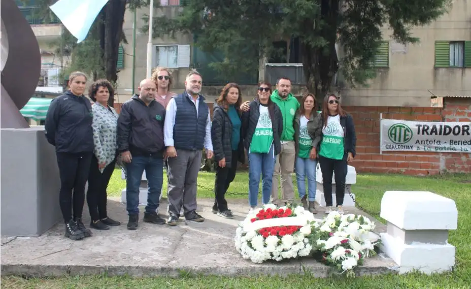 Integrantes de la CGT regional Gualeguay y de las CTA colocaron ofrendas florales.