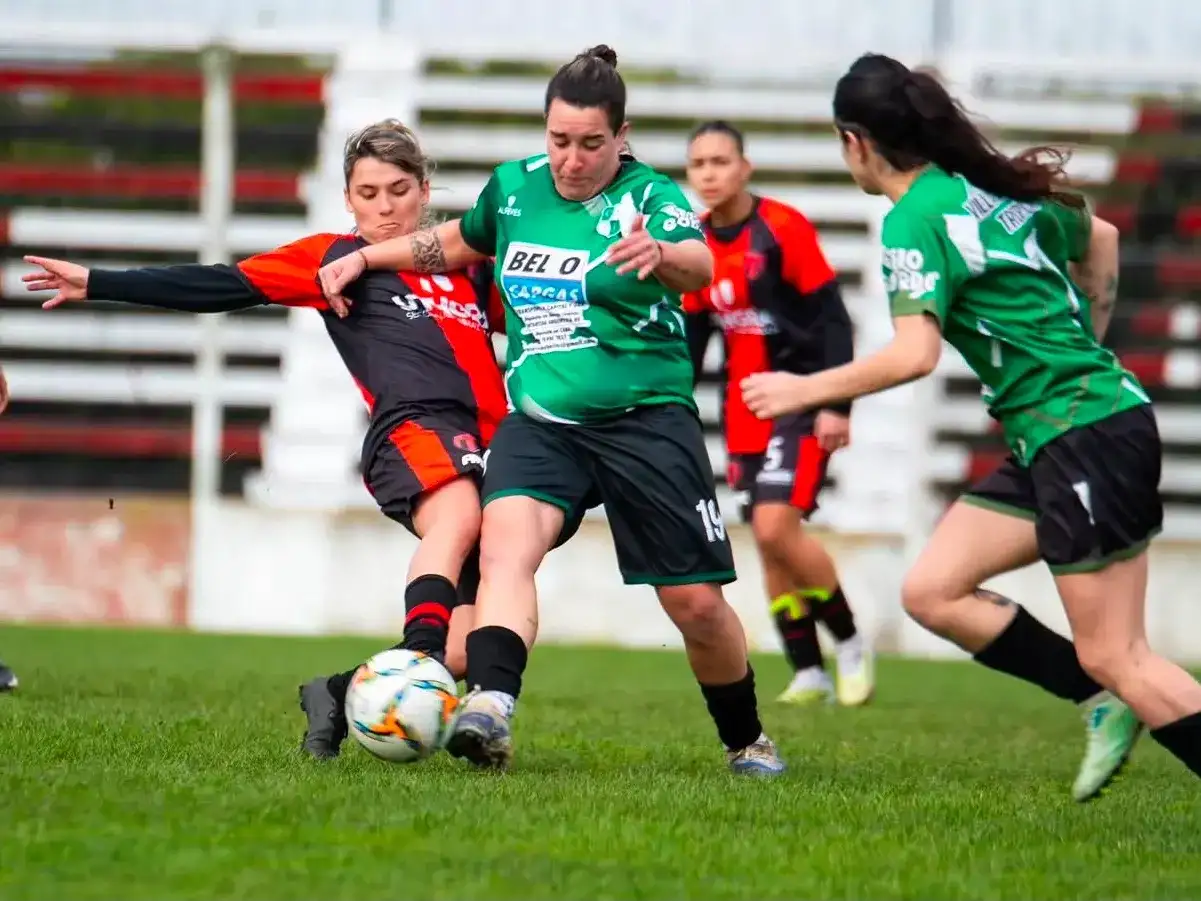 Palacios avanza con pelota al pie.