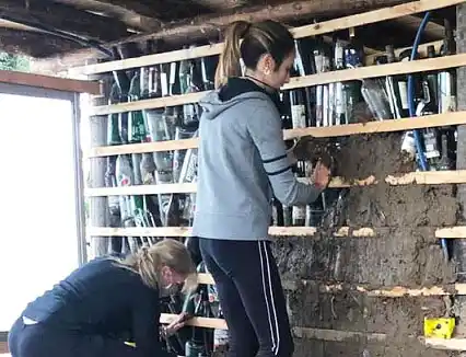 Efecto Mariposa continúa ayudando en la construcción de viviendas con ecoladrillos