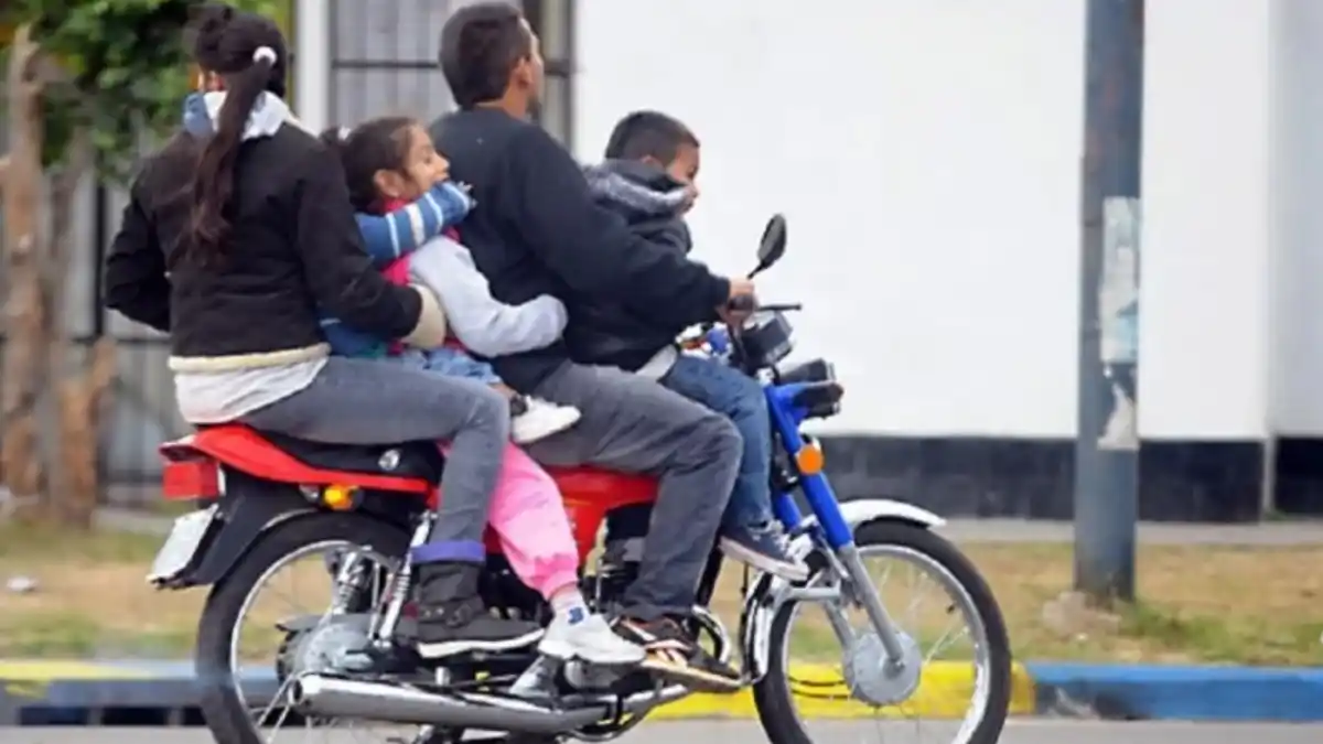 Meten a MOTORIZADOS POR EL CARRIL: ¿Cómo se adaptan a las nuevas normativas? (VIDEO)