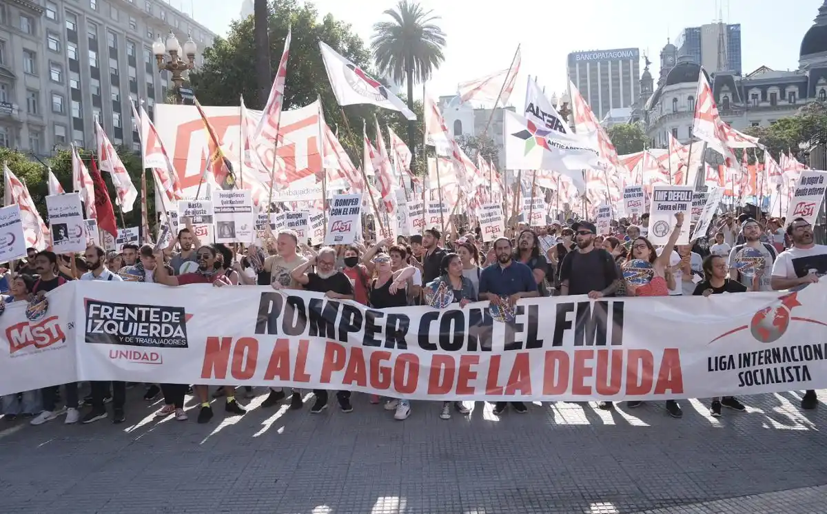 Partidos de izquierda marchan contra al pago al FMI