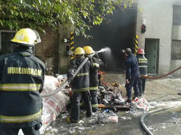 Incendio en un depósito de perfumería y pañales en Ramos Mejía