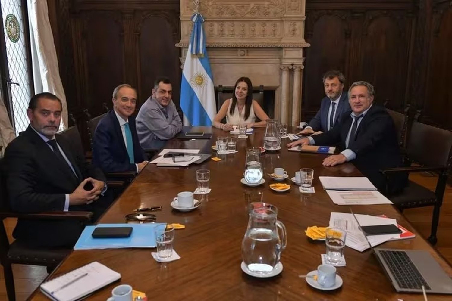 De izquierda a derecha: Facundo Etchenique, secretario de Coordinación Legal y Administrativa; Carlos Torrendel, secretario de Educación; Leonardo Cifelli, secretario de Cultura; la ministra Sandra Pettovello;  Omar Yasín, secretario de Trabajo, y Pablo De La Torre, secretario de Niñez y Familia.