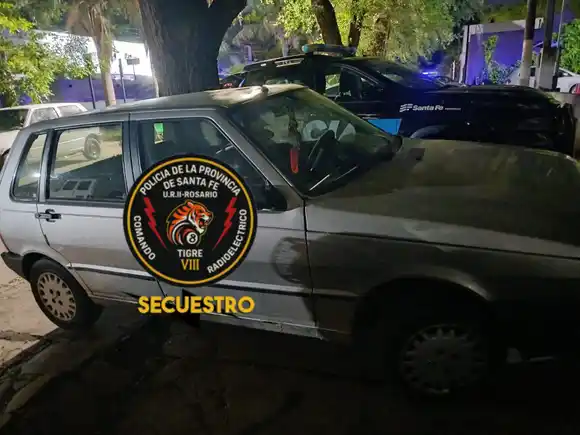 Recuperaron un auto robado tras una persecución policial y detuvieron a dos jóvenes en zona norte