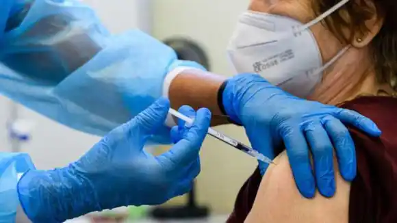 UNA OLA ATACA A EUROPA: UE recomienda vacunar ya con la cuarta dosis anticovid a mayores de 60 años