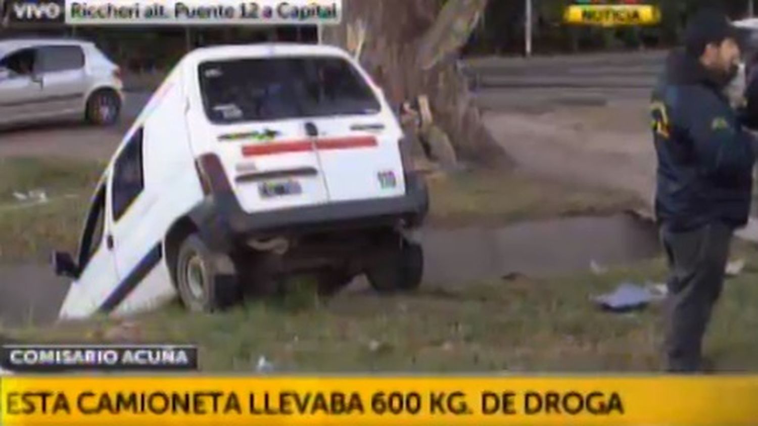 Persecución y tiroteo: Volcó y cayeron seiscientos kilos de marihuana