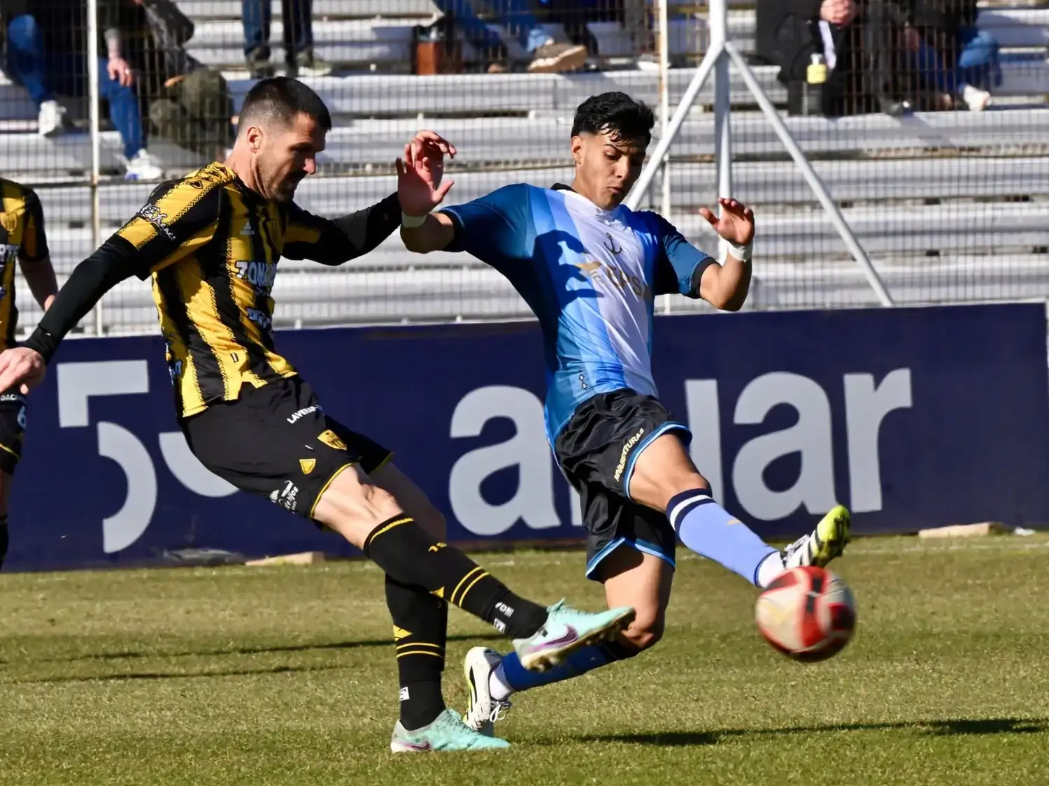 FOTO DANIEL FELDMAN / DIARIO JORNADA Romat, en el partido de Santamarina con Guillermo Brown.