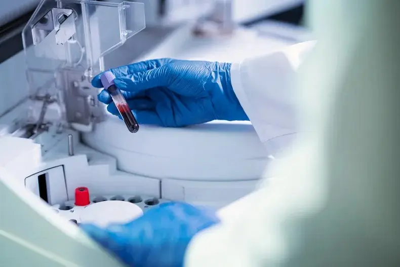 Bioquímicos dejarían de atender a pacientes de obras sociales  y prepagas