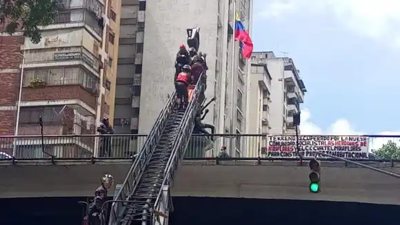 Mujer intentó lanzarse al vacío desde Puente Llaguno (FOTOS)