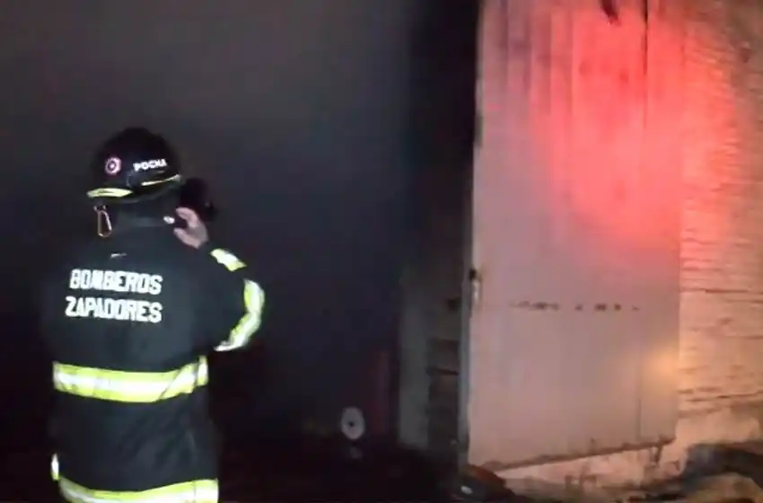 Ardió un depósito de amortiguadores en la zona oeste