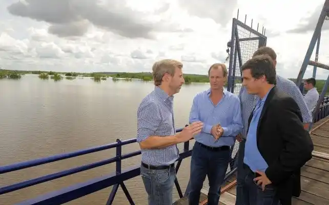 Frigerio recorrió las obras de reparación de la Defensa Sur, afectadas por el Río Uruguay