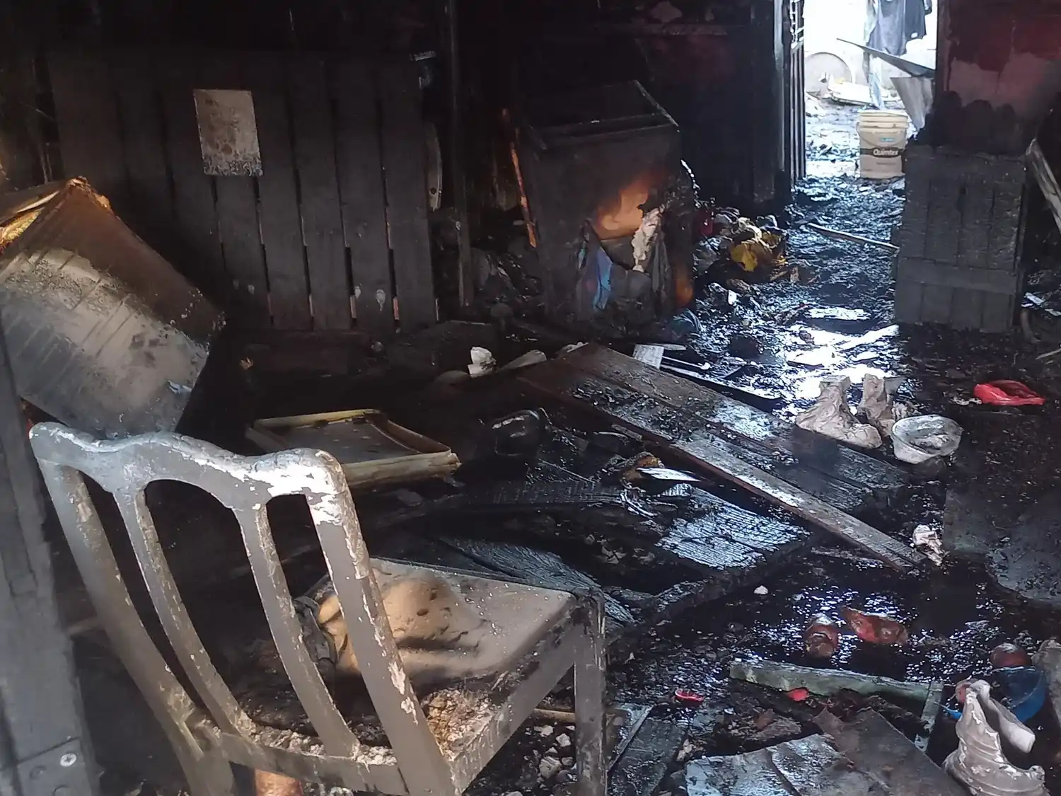 Así quedó el interior de la casa incendiada en el barrio América.
