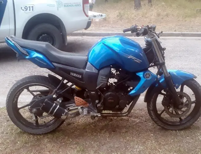 En fuga de la policía con su moto, atropelló a un peatón