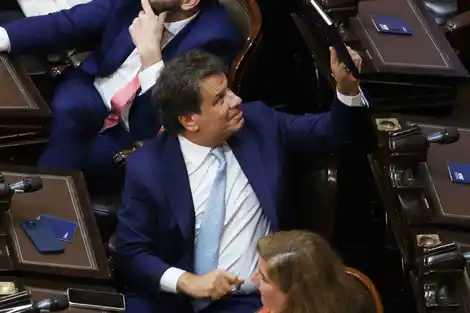 La revancha de Manes: Tras denunciar amenazas de Santiago Caputo en el Congreso, el radical quiere investigar a Milei por la cripto estafa.